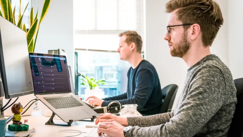 Sete coisas que muita gente já fez no PC do trabalho, mas não deveria