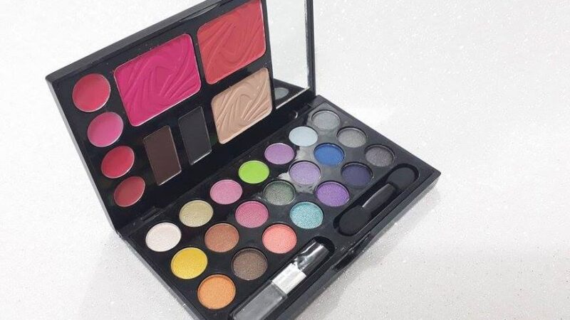 Paleta de sombras compacta de 30 cores Danni